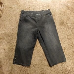 Gloria Vanderbilt charcoal gray pull on capris